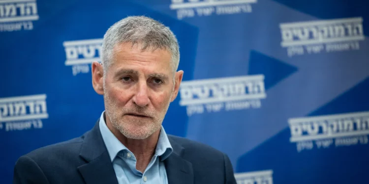 El líder del partido Demócrata, Yair Golan, preside una reunión de facción en la Knéset en Jerusalén, el 19 de mayo de 2025. (Oren Ben Hakoon/Flash90)