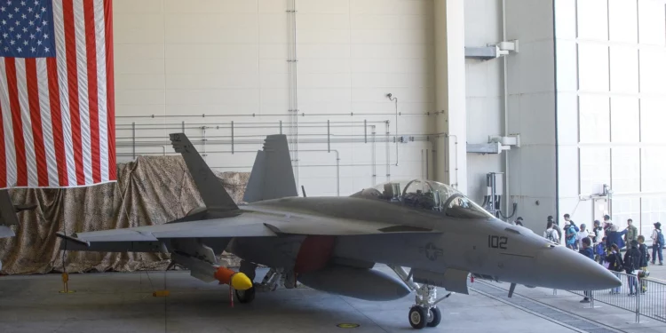 Exhiben misil AIM-174B en Día de la Amistad en MCAS Iwakuni