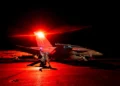 Un F/A-18E Super Hornet, adscrito al Escuadrón de Caza de Ataque (VFA) 192, se lanza desde la cubierta de vuelo del portaaviones de clase Nimitz USS Carl Vinson (CVN 70) en el área de responsabilidad del Comando Central de los Estados Unidos. (Foto oficial de la Marina de los EE. UU.)