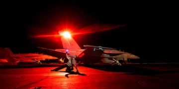 Un F/A-18E Super Hornet, adscrito al Escuadrón de Caza de Ataque (VFA) 192, se lanza desde la cubierta de vuelo del portaaviones de clase Nimitz USS Carl Vinson (CVN 70) en el área de responsabilidad del Comando Central de los Estados Unidos. (Foto oficial de la Marina de los EE. UU.)