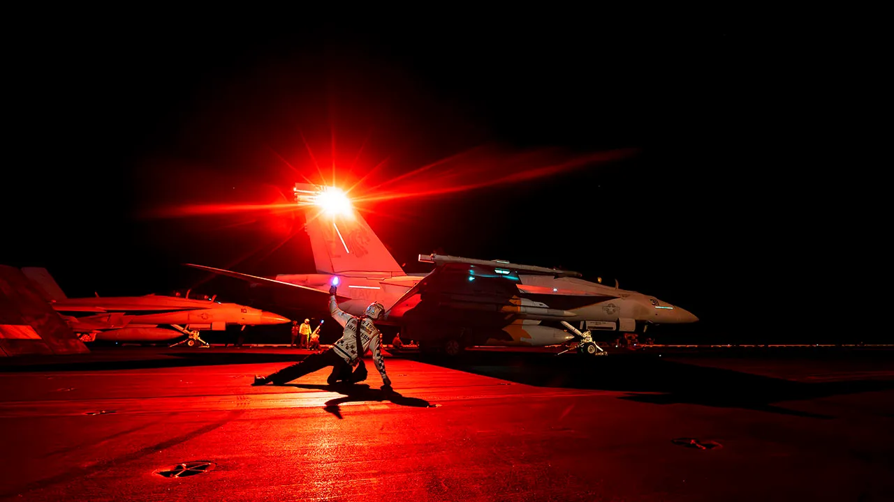 Un F/A-18E Super Hornet, adscrito al Escuadrón de Caza de Ataque (VFA) 192, se lanza desde la cubierta de vuelo del portaaviones de clase Nimitz USS Carl Vinson (CVN 70) en el área de responsabilidad del Comando Central de los Estados Unidos. (Foto oficial de la Marina de los EE. UU.)