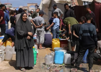 Palestinos recogen agua en un campamento para desplazados en la ciudad de Gaza, el 20 de mayo de 2025 (Bashar TALEB / AFP)