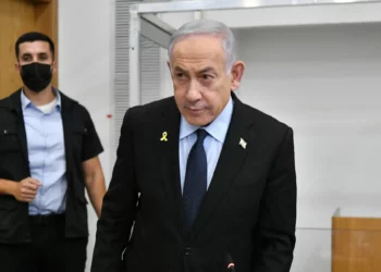 El primer ministro, Benjamin Netanyahu, llega a la sala del Tribunal de Distrito de Tel Aviv, antes del inicio de su testimonio en el juicio penal, el 27 de mayo de 2025. (Reuven Kastro/POOL)
