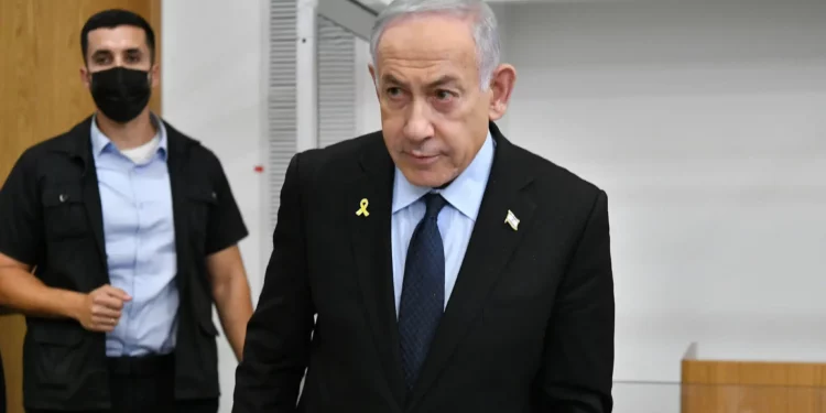 El primer ministro, Benjamin Netanyahu, llega a la sala del Tribunal de Distrito de Tel Aviv, antes del inicio de su testimonio en el juicio penal, el 27 de mayo de 2025. (Reuven Kastro/POOL)
