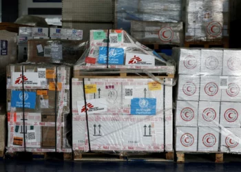 Los suministros humanitarios destinados a Gaza se almacenan en almacenes de la Media Luna Roja Egipcia en la ciudad fronteriza egipcia de El-Arish durante un bloqueo israelí a las entregas de ayuda a Gaza, el 8 de abril de 2025. (Benoit Tessier /POOL/AFP)