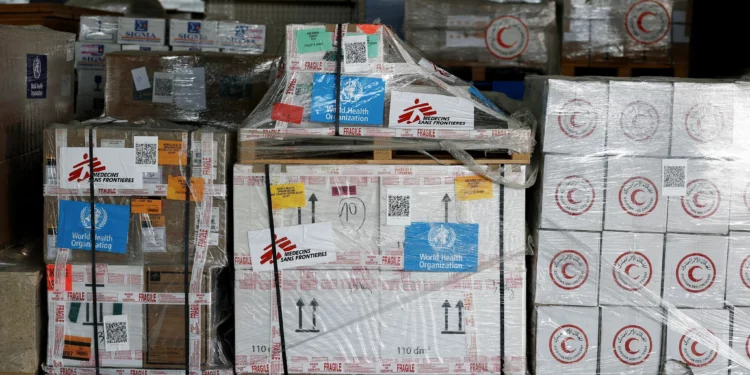 Los suministros humanitarios destinados a Gaza se almacenan en almacenes de la Media Luna Roja Egipcia en la ciudad fronteriza egipcia de El-Arish durante un bloqueo israelí a las entregas de ayuda a Gaza, el 8 de abril de 2025. (Benoit Tessier /POOL/AFP)