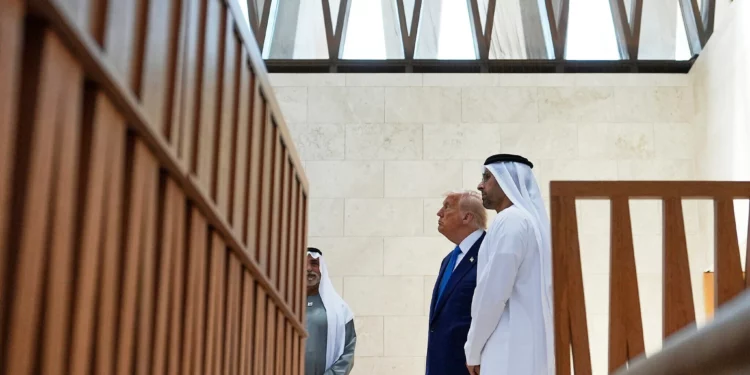 El presidente de Estados Unidos, Donald Trump, visita la Sinagoga Moisés Ben Maimón en la Casa de la Familia Abrahámica, el 16 de mayo de 2025, en Abu Dabi, Emiratos Árabes Unidos. (Foto AP/Alex Brandon)