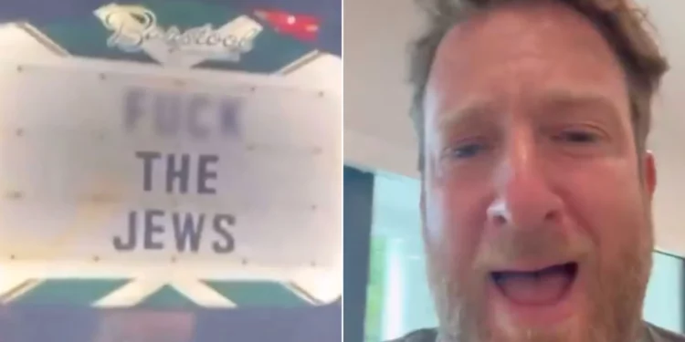 Dave Portnoy (derecha), fundador de Barstool Sports, se enfurece en un video publicado en línea en respuesta a un cartel de “Que se jodan los judíos” (izquierda) exhibido en un bar de su propiedad en Filadelfia, el 4 de mayo de 2025. (Capturas de pantalla vía X)