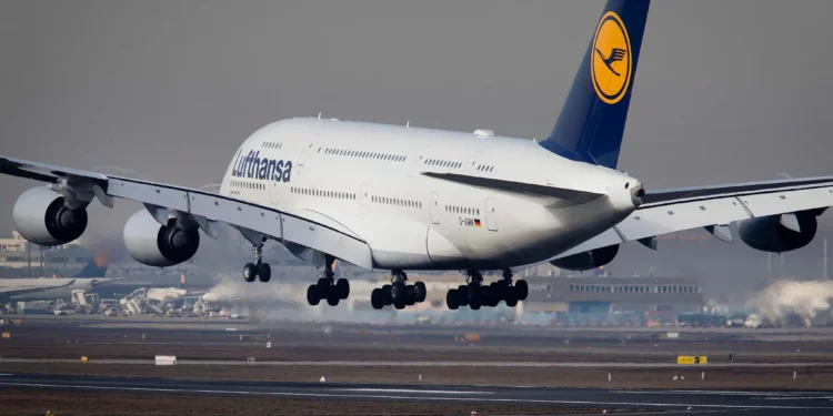 Un Airbus A380 de Lufthansa aterriza en Frankfurt, Alemania, el 14 de febrero de 2019. (AP/Michael Probst)
