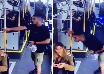 Un hombre palestino escupe a un oficial de las FDI en un autobús en Bat Yam, el 18 de mayo de 2025 (captura de pantalla, utilizada de acuerdo con la cláusula 27a de la ley de derechos de autor).