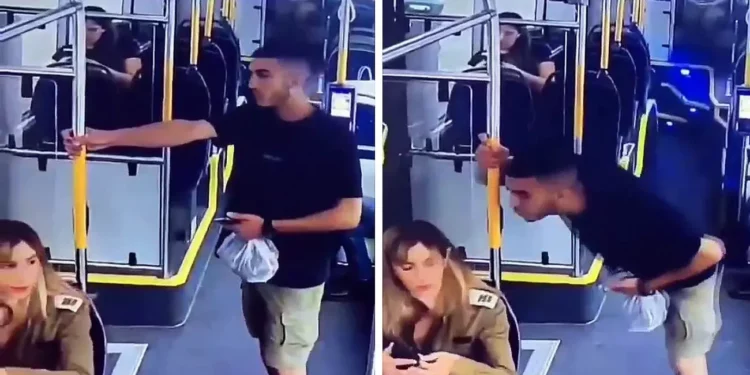 Un hombre palestino escupe a un oficial de las FDI en un autobús en Bat Yam, el 18 de mayo de 2025 (captura de pantalla, utilizada de acuerdo con la cláusula 27a de la ley de derechos de autor).