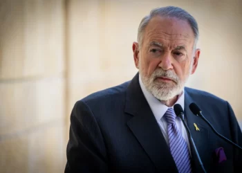El embajador de Estados Unidos en Israel, Mike Huckabee, ofrece una conferencia de prensa en la Embajada de Estados Unidos en Jerusalén, el 9 de mayo de 2025. (Oren Ben Hakoon/Flash90)