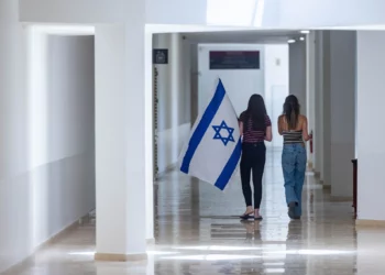 Estudiantes en el campus de la Universidad Hebrea de Jerusalén, el 28 de mayo de 2024. (Yonatan Sindel/Flash90)