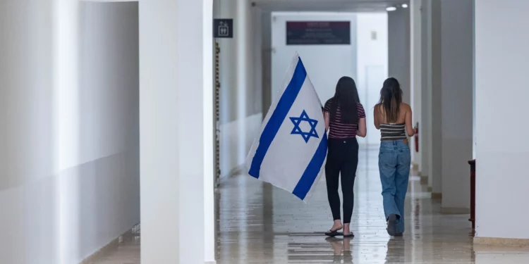 Estudiantes en el campus de la Universidad Hebrea de Jerusalén, el 28 de mayo de 2024. (Yonatan Sindel/Flash90)