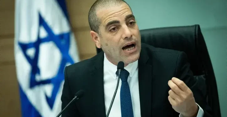 El diputado Ofir Katz, presidente del Comité de la Cámara de Representantes de la Knéset, dirige una audiencia el 12 de marzo de 2023. (Yonatan Sindel/Flash90)