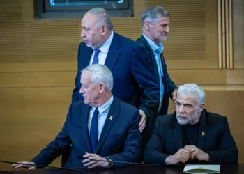 El líder del partido Demócratas, Yair Golan; el líder del partido Unidad Nacional, Benny Gantz; el líder del partido Yesh Atid, Yair Lapid; y el líder del partido Yisrael Beytenu, Avigdor Liberman, ofrecen una conferencia de prensa conjunta en la Knéset en Jerusalén, el 6 de noviembre de 2024. (Yonatan Sindel/Flash90)