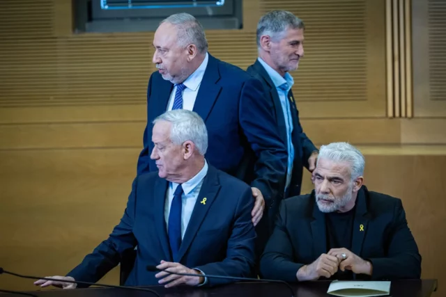 Políticos israelíes repudian a Yair Golan por acusar a Israel de matar niños en Gaza