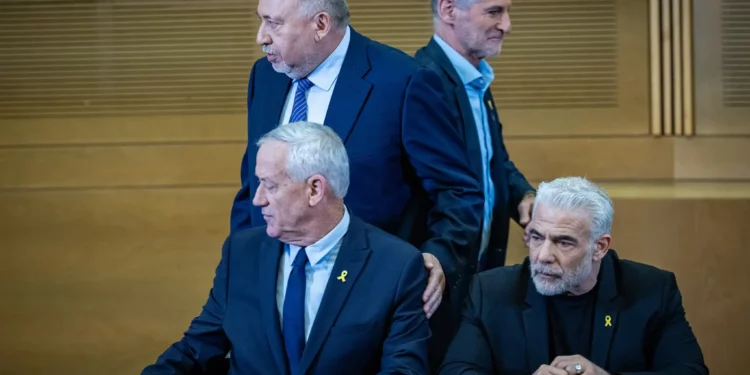 El líder del partido Demócratas, Yair Golan; el líder del partido Unidad Nacional, Benny Gantz; el líder del partido Yesh Atid, Yair Lapid; y el líder del partido Yisrael Beytenu, Avigdor Liberman, ofrecen una conferencia de prensa conjunta en la Knéset en Jerusalén, el 6 de noviembre de 2024. (Yonatan Sindel/Flash90)