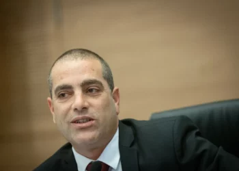 Ofir Katz, líder de la coalición, durante una reunión del Comité de la Cámara de Representantes de la Knéset en Jerusalén, el 14 de enero de 2025. (Chaim Goldberg/Flash90)