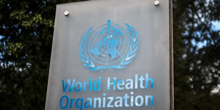 Un cartel de la Organización Mundial de la Salud (OMS) en su sede de Ginebra, Suiza, el 13 de marzo de 2025. (Fabrice COFFRINI / AFP)