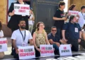 Miembros del Parlamento italiano y europeo sostienen pancartas durante una protesta frente al lado egipcio del cruce de Rafah, pidiendo el fin de la guerra en Gaza y que se permita la entrada de ayuda en el enclave palestino, el 18 de mayo de 2025. (Foto de AFP)