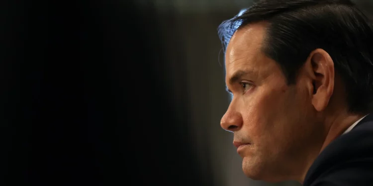 El secretario de Estado de EE. UU., Marco Rubio, testifica en una audiencia del Subcomité de Estado, Operaciones Extranjeras y Programas Relacionados para examinar las estimaciones presupuestarias propuestas para el año fiscal 2026 para el Departamento de Estado en el Capitolio en Washington, D.C., el 20 de mayo de 2025. (Foto de Alex WROBLEWSKI / AFP)