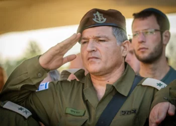 El mayor general David Zini, jefe del Comando de Entrenamiento y del Cuerpo de Estado Mayor, asiste a una ceremonia de entrega en el cuartel general del Comando Central de las Fuerzas de Defensa de Israel (FDI) en Jerusalén el 8 de julio de 2024. (Oren Ben Hakoon/Flash90)
