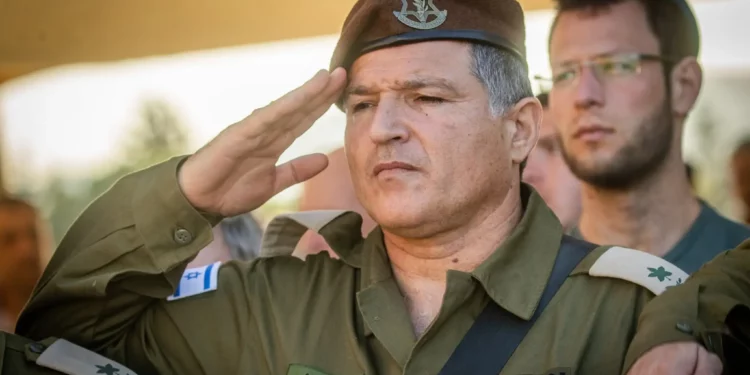 El mayor general David Zini, jefe del Comando de Entrenamiento y del Cuerpo de Estado Mayor, asiste a una ceremonia de entrega en el cuartel general del Comando Central de las Fuerzas de Defensa de Israel (FDI) en Jerusalén el 8 de julio de 2024. (Oren Ben Hakoon/Flash90)