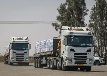 Camiones cargados con ayuda humanitaria en el lado israelí de la frontera con la Franja de Gaza, 19 de mayo de 2025. (Flash90)