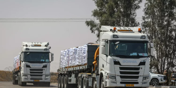 Camiones cargados con ayuda humanitaria en el lado israelí de la frontera con la Franja de Gaza, 19 de mayo de 2025. (Flash90)