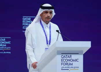 El primer ministro catarí, Mohammed bin Abdulrahman Al-Thani, habla en el Foro Económico de Catar en Doha el 20 de mayo de 2025. (Foto de Karim JAAFAR / AFP)