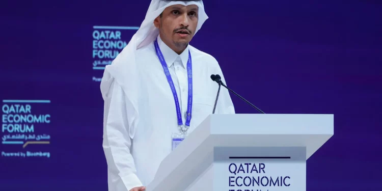 El primer ministro catarí, Mohammed bin Abdulrahman Al-Thani, habla en el Foro Económico de Catar en Doha el 20 de mayo de 2025. (Foto de Karim JAAFAR / AFP)