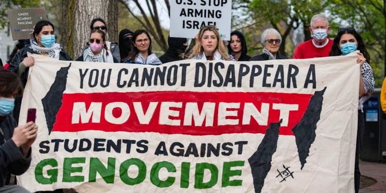 Manifestantes antiisraelíes se congregan en Cambridge Common para protestar contra la postura de Harvard sobre la guerra entre Israel y Hamás en Gaza y mostrar su apoyo al pueblo palestino, frente a la Universidad de Harvard en Cambridge, Massachusetts, el 25 de abril de 2025. (Joseph Prezioso/AFP)
