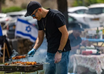 La gente celebra el 77.º Día de la Independencia de Israel en el Parque Sacher de Jerusalén, el 1 de mayo de 2025. (Yonatan Sindel/Flash90)