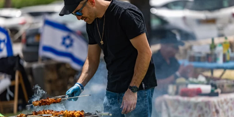 La gente celebra el 77.º Día de la Independencia de Israel en el Parque Sacher de Jerusalén, el 1 de mayo de 2025. (Yonatan Sindel/Flash90)