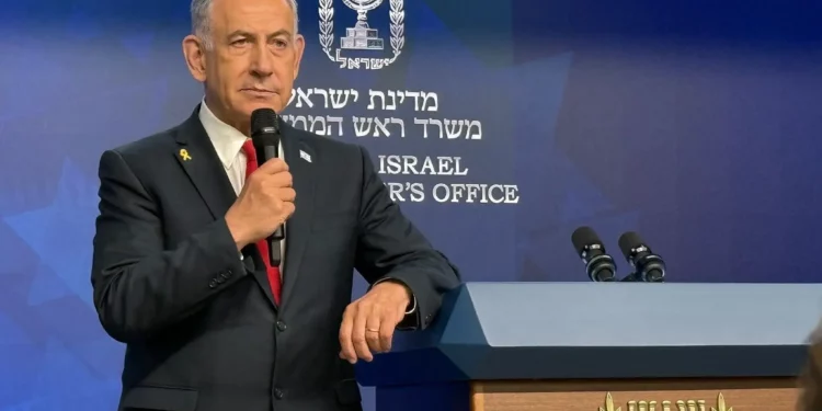 El primer ministro, Benjamín Netanyahu, ofrece una conferencia de prensa en su oficina de Jerusalén, el 21 de mayo de 2025. (Nava Freiberg/Times of Israel)