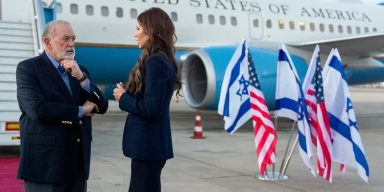 La secretaria de Seguridad Nacional de EE. UU., Kristi Noem (derecha), habla con el embajador de EE. UU. en Israel, Mike Huckabee, después de aterrizar en el aeropuerto Ben Gurion, el 25 de mayo de 2025. (Foto AP/Alex Brandon, Pool)