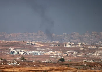 Esta imagen, tomada desde una posición en el sur de Israel en la frontera con la Franja de Gaza, muestra humo en medio de los ataques israelíes el 21 de mayo de 2025 (Menahem KAHANA / AFP)