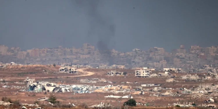 Esta imagen, tomada desde una posición en el sur de Israel en la frontera con la Franja de Gaza, muestra humo en medio de los ataques israelíes el 21 de mayo de 2025 (Menahem KAHANA / AFP)