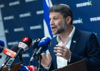El ministro de Finanzas, Bezalel Smotrich, habla en la Knéset el 19 de mayo de 2025. (Yonatan Sindel/Flash90)