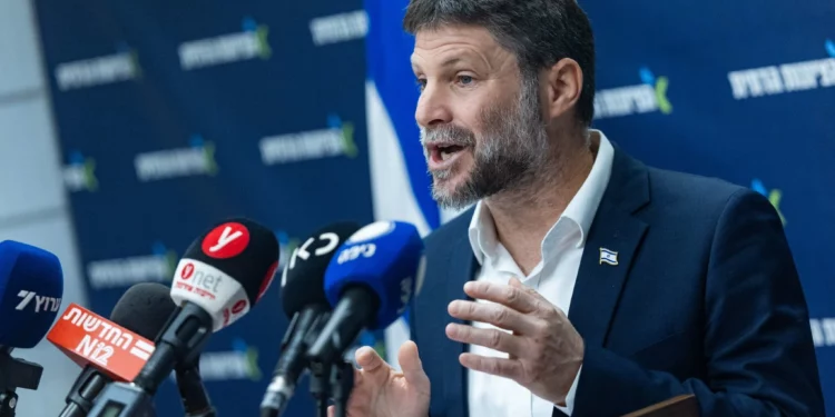 El ministro de Finanzas, Bezalel Smotrich, habla en la Knéset el 19 de mayo de 2025. (Yonatan Sindel/Flash90)