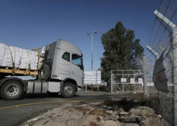 Un camión con ayuda humanitaria para la Franja de Gaza ingresa al cruce de Kerem Shalom, en el sur de Israel, el martes 20 de mayo de 2025. (Foto AP/Maya Alleruzzo)