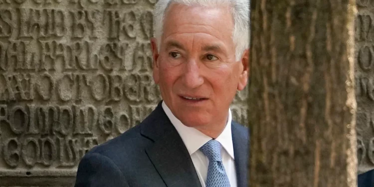 Charles Kushner llega al funeral de Ivana Trump, el 20 de julio de 2022, en Nueva York. (Foto AP/John Minchillo, Archivo)