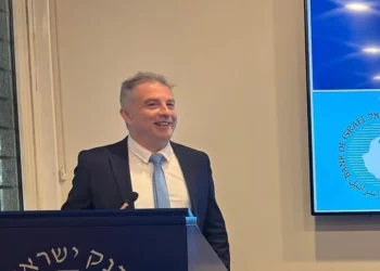 El supervisor bancario Daniel Hahiashvili habla en una conferencia de prensa en Tel Aviv el 19 de mayo de 2025. (Sharon Wrobel/The Times of Israel)