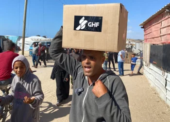 Palestinos desplazados reciben paquetes de alimentos de la Fundación Humanitaria de Gaza, respaldada por Estados Unidos, en el oeste de Rafah, en el sur de la Franja de Gaza, el 27 de mayo de 2025. (Foto: AFP)
