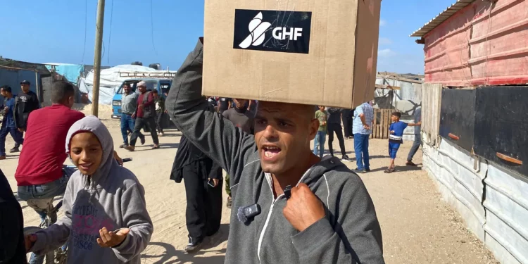 Palestinos desplazados reciben paquetes de alimentos de la Fundación Humanitaria de Gaza, respaldada por Estados Unidos, en el oeste de Rafah, en el sur de la Franja de Gaza, el 27 de mayo de 2025. (Foto: AFP)