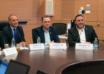 (De izq. a der.) El líder de la coalición, Ofir Katz, el ministro de Defensa, Israel Katz, y el ministro del Interior, Moshe Arbel, en la Knéset el 28 de mayo de 2025 (Ariel Hermoni/Ministerio de Defensa)