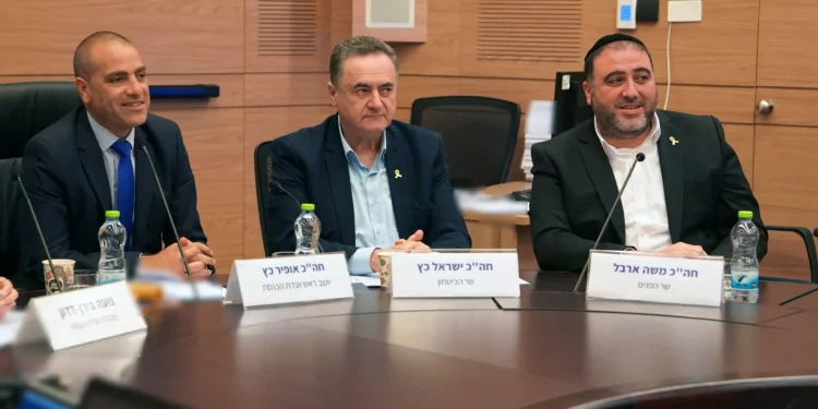 (De izq. a der.) El líder de la coalición, Ofir Katz, el ministro de Defensa, Israel Katz, y el ministro del Interior, Moshe Arbel, en la Knéset el 28 de mayo de 2025 (Ariel Hermoni/Ministerio de Defensa)
