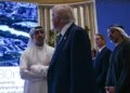 El presidente de Estados Unidos, Donald Trump (centro), asiste a un foro empresarial en Abu Dabi, Emiratos Árabes Unidos, el 16 de mayo de 2025. (Brendan SMIALOWSKI / AFP)