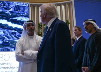 El presidente de Estados Unidos, Donald Trump (centro), asiste a un foro empresarial en Abu Dabi, Emiratos Árabes Unidos, el 16 de mayo de 2025. (Brendan SMIALOWSKI / AFP)